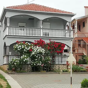 https://apartmani-kod-rade.hotelinzadar.com